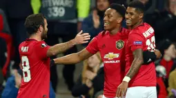 Striker Manchester United (MU), Anthony Martial berselebrasi dengan rekannya, Juan Mata dan Marcus Rashford setelah mencetak gol ke gawang Partizan pada matchday keempat Grup L Liga Europa di Old Trafford, Kamis (7/11/2019). MU mengalahkan Partizan Belgrade 3-0. (AP/Dave Thompson)