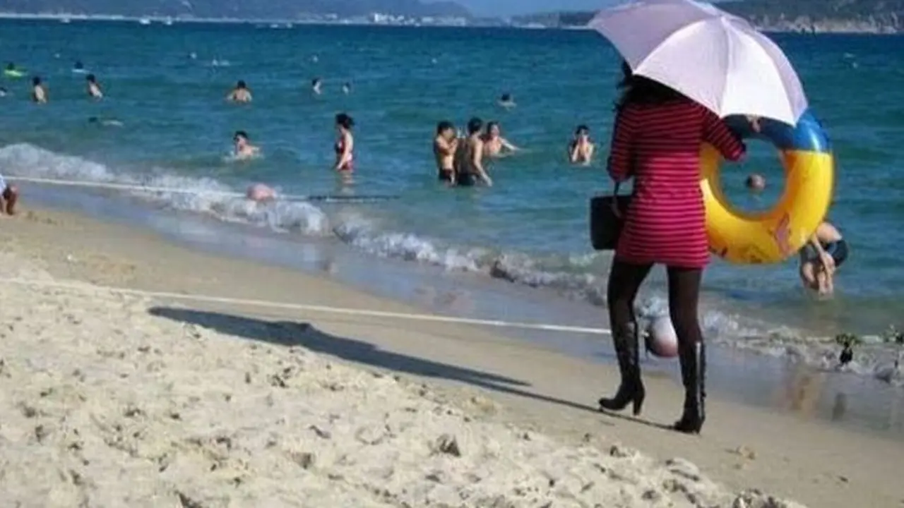 6 Potret Kocak Bukti Hal Aneh Bisa Terjadi di Pantai