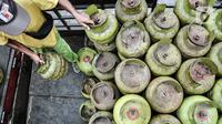 Pekerja melakukan bongkar muat tabung elpiji atau LPG 3 kilogram di agen gas kawasan Rawasari, Jakarta, Senin (19/9/2022). Menteri Energi dan Sumber Daya Mineral (ESDM) Arifin Tasrif mengutarakan keseriusan pemerintah dalam melakukan program konversi kompor gas berbahan LPG 3 kg menjadi kompor listrik 1.000 watt atau kompor induksi. (merdeka.com/Iqbal S. Nugroho)