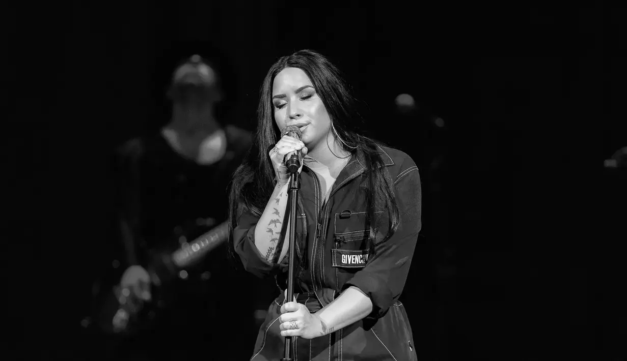 Demi Lovato sepertinya sangat emosional dua hari sebelum dirinya overdosis. Fans yang hadir di konser mengatakan Demi menangis saat di panggung. (CHRISTOPHER POLK / GETTY IMAGES NORTH AMERICA / AFP)