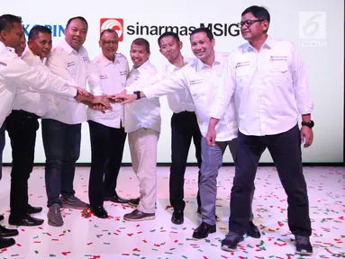Jajaran Direksi Sinarmas MISG Life dan Bank Bukopin saat peluncuran produk asuransi B SMile Insurance dan B SMile Protection sebagai salah satu dukungan untuk memberikan solusi jasa keuangan di Jakarta, Jumat (25/1). (Liputan6.com/HO/Budi)