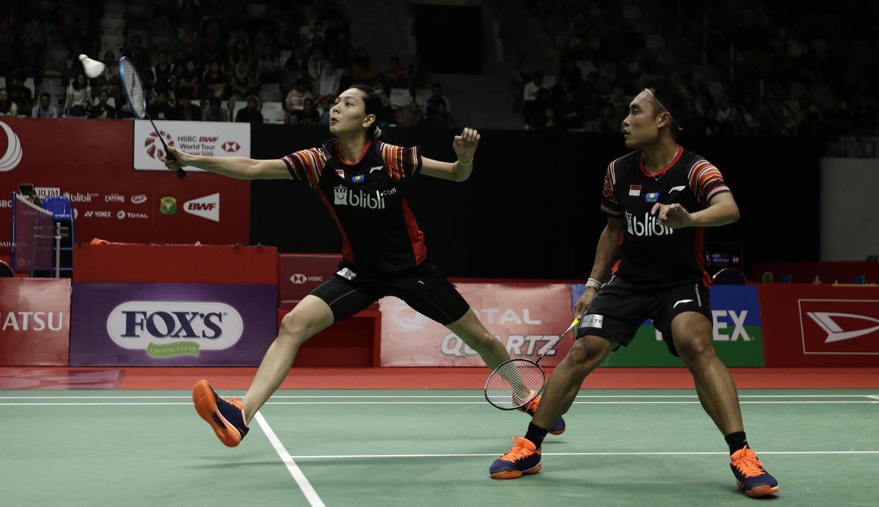Ganda campuran Indonesia, Hafiz Faizal/Gloria Emanuelle Widjaja saat menghadapi ganda China, Zheng Si Wei/Huang Ya Qiong pada laga Indonesia Masters 2020 di Istora Senayan, Jakarta, Selasa (14/1). Hafiz/Gloria kalah 14-21, 13-21. (Bola.com/Yoppy Renato)