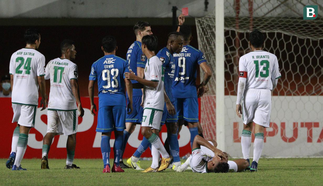 Striker Persib Bandung, Wander Luiz (ketiga dari kanan) mendapat kartu merah saat melawan Persebaya Surabaya dalam laga perempatfinal Piala Menpora 2021 di Stadion Maguwoharjo, Sleman, Minggu (11/4/2021). Persib menang 3-2 atas Persebaya. (Bola.com/M Iqbal Ichsan)