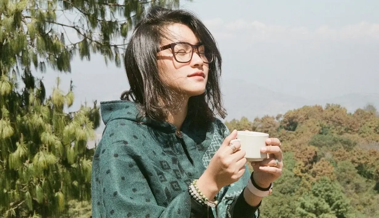 Twindy merupakan aktris yang memiliki cukup banyak penggemar. Ia tampak menikmati suasana saat sedang di alam dengan memegang secangkir minuman di tangannya. Penampilannya dengan kacamata begitu menawan. (Liputan6.com/IG/@twindyrarasati)