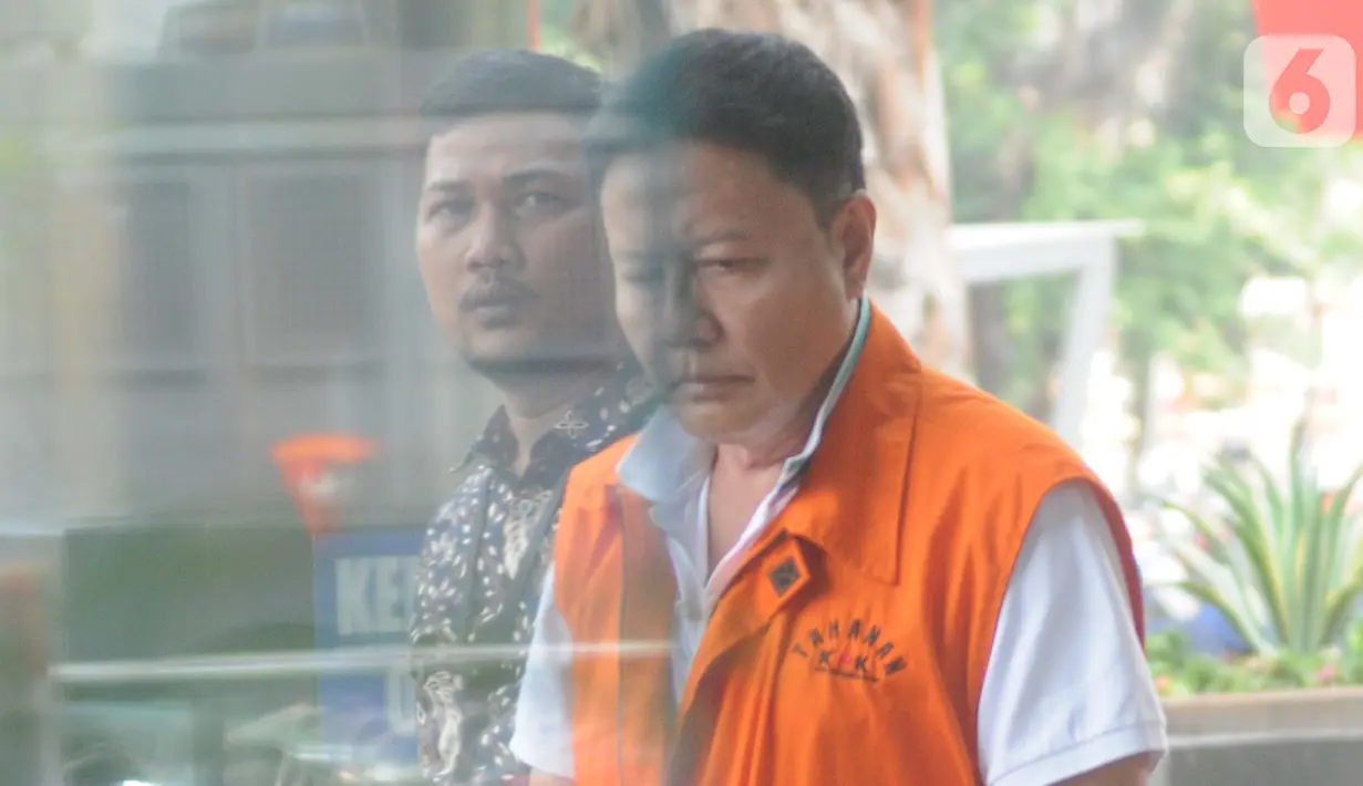 Mantan Anggota DPR F-PDIP, I Nyoman Dhamantra tiba akan menjalani pemeriksaan lanjutan di Gedung KPK, Jakarta, Rabu (02/10/2019). Nyoman Dhamantra diperiksa sebagai tersangka terkait suap izin impor produk hortikultura (PIH) dari Kementan dan SPI dari Kemendag. (merdeka.com/Dwi Narwoko)