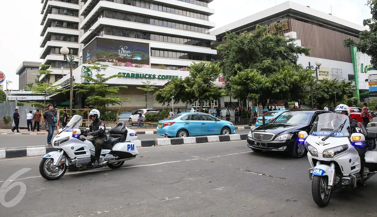 Patwal polisi terlihat mengawal mobil Presiden Jokowi usai meninjau aktivitas pertokoan di kawasan Sarinah Thamrin, Jakarta, Jumat (15/1). Kunjungan tersebut guna memastikan situasi Ibukota kembali normal pasca serangan teror. (Liputan6.com/Faizal Fanani)