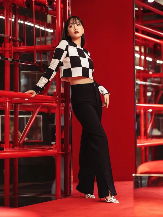 Beberapa Influencer tampak sangat antusias menemukan koleksi terbaru di pop-up. Mulai dari Alika Islamadina, Ayla Dimitri hingga Elxi Elvina. (dok/ Christian Louboutin).