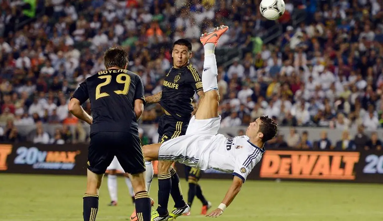 Tendangan salto Cristiano Ronaldo saat melawan Los Angeles Galaxy dalam World Football Challenge di Stadion Home Depot Center, Carson, AS,  2 Agustus 2012. (Getty Images/AFP/Kevork Djansezian)