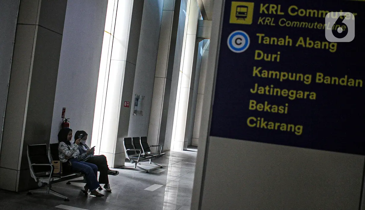 Penumpang menunggu kedatangan kereta rel listrik (KRL) memasuki Stasiun BNI City, Jakarta, Minggu (31/7/2022). Stasiun BNI City diharapkan memberikan kemudahan dan kenyamanan dalam menggunakan transportasi KRL. (Liputan6.com/Faizal Fanani)