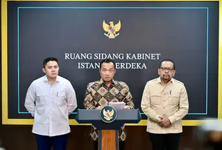 Mensesneg Prasetyo Hadi menyampaikan keputusan Presiden Prabowo merombak pimpinan BGN
