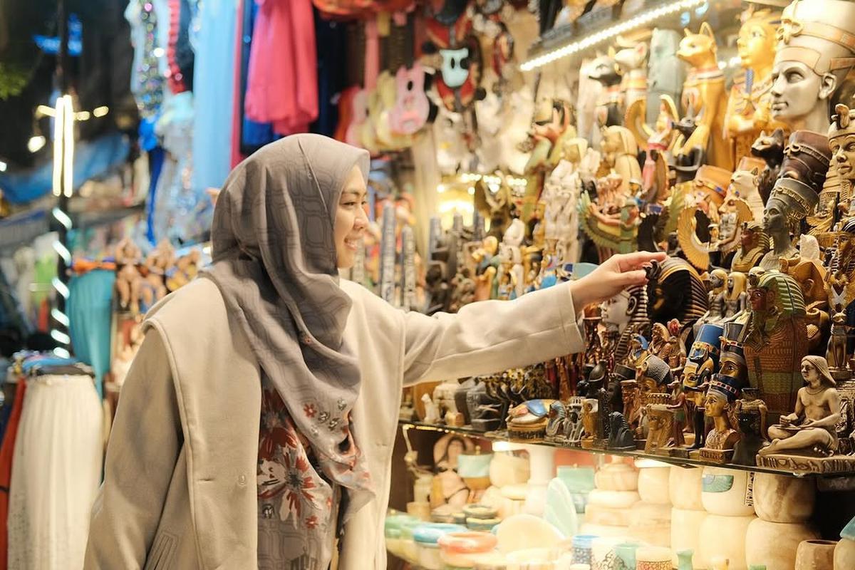 Potret Oki Setiana Dewi Asyik Belanja di Pasar Khan El Khalili