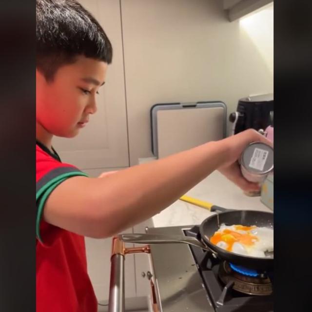 Video Rafathar Belajar Masak Telur Ditonton Puluhan Juta Kali, Kompornya Jadi Sorotan.  foto: TikTok @haiandara