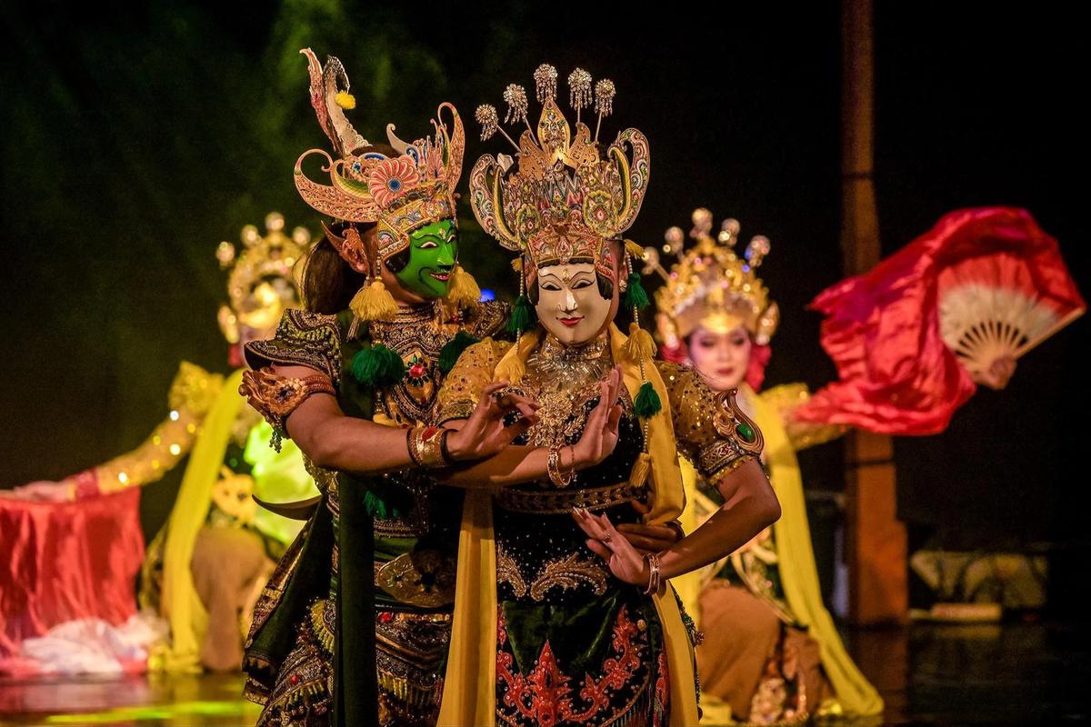 FOTO: Wayang Topeng Panji Hadirkan Pesona Tradisi di Taman Budaya Surabaya