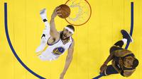 Pemain Golden State Warriors, JaVale McGee, saat pertandingan melawan Cleveland Cavaliers dalam Final NBA gim pertama di Oracle Arena, Oakland, California, AS, 1 Juni 2017.( EPA/John G. Mabanglo)