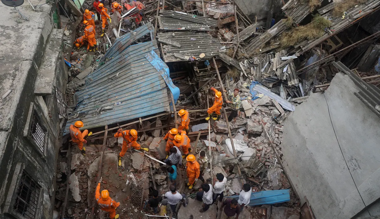 Tim penyelamat mencari korban di reruntuhan bangunan tempat tinggal tiga lantai di Bhiwandi, India, Senin (21/9/2020). Sepuluh orang tewas dan sekitar 25 lainnya dikhawatirkan masih terjebak setelah bangunan itu runtuh sebelum fajar saat para penghuni terlelap tidur.  (AP Photo/Praful Gangurde)