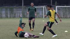 Pemain Timnas Indonesia U-19, Bagus Kahfi, berebut bola saat latihan di Stadion Padjadjaran, Bogor, Kamis (26/9). Latihan ini merupakan persiapan jelang kualifikasi Piala Asia 2020. (Bola.com/Yoppy Renato)