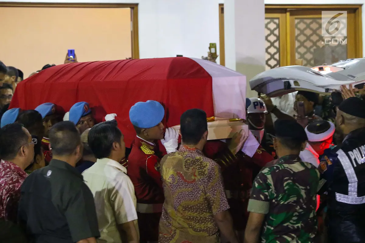 Diselimuti Bendera Merah Putih Jenazah BJ Habibie Dibawa ke Patra Kuningan
