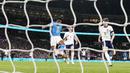 Pemain Brasil, Endrick, mencetak gol ke gawang Inggris dalam laga persahabatan di Stadion Wembley, Minggu (24/3/2024). (AP Photo/Alastair Grant)