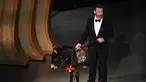 Pembawa acara Oscar 2023, Jimmy Kimmel berjalan di atas panggung dengan keledai selama ajang Academy Awards ke-95 di Dolby Theatre di Los Angeles, California, Minggu (12/3/2023). Jimmy Kimmel tiba-tiba membawa seekor keledai ke atas panggung seusai cuplikan film The Banshees of Inisherin yang masuk nominasi best picture. (Photo by Patrick T. Fallon / AFP)