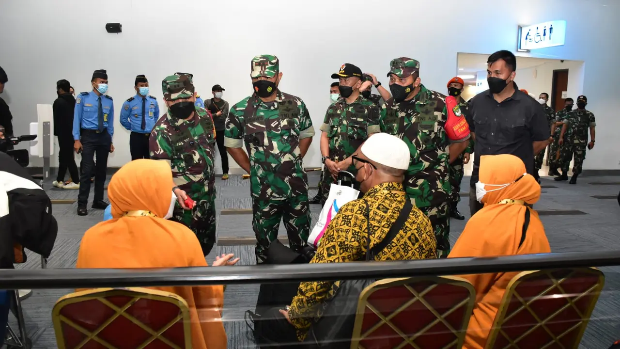 Pangdam Jaya Mayjen TNI Untung Budiharto mengecek kedatangan penumpang dari Luar Negeri di Terminal 3 kedatangan Bandara Internasional Soekarno Hatta, Jumat (4/2/2021).