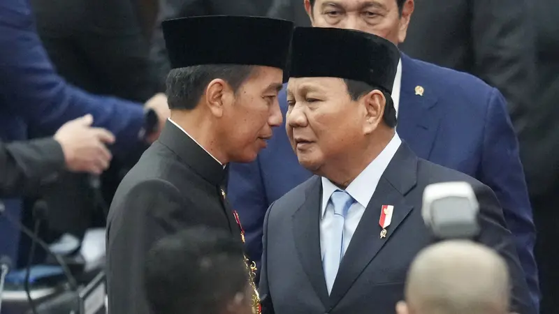 Banner Infografis Presiden Terpilih Prabowo Jengkel Diisukan Retak dengan Jokowi.(AP Photo/Tatan Syuflana, Pool)