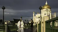 Dalam foto yang diambil pada 1 April 2019 ini, sepasang pengantin baru berfoto di Masjid Sultan Omar Ali Saifuddien di Bandar Seri Begawan, Brunei. (AFP)