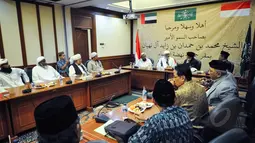 Suasana pertemuan antara Pengurus Besar Nahdlatul Ulama (PBNU) dengan Anggota Keluarga Kerajaan Uni Emirat Arab Syaikh Mohammed bin Hamdan bin Yazed al Nahyan di Gedung PBNU, Jakarta, Kamis (26/3/2015).  (Liputan6.com/Faizal Fanani)