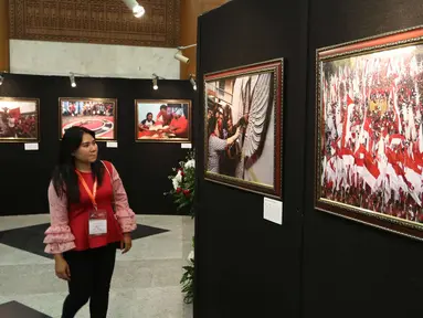 Seorang wanita melihat pameran foto sejarah PDIP di JCC, Jakarta, Rabu (10/1). Pameran foto tersebut merupakan rekam jejak perjalanan PDIP di HUT yang ke-45. (Liputan6.com/Angga Yuniar)