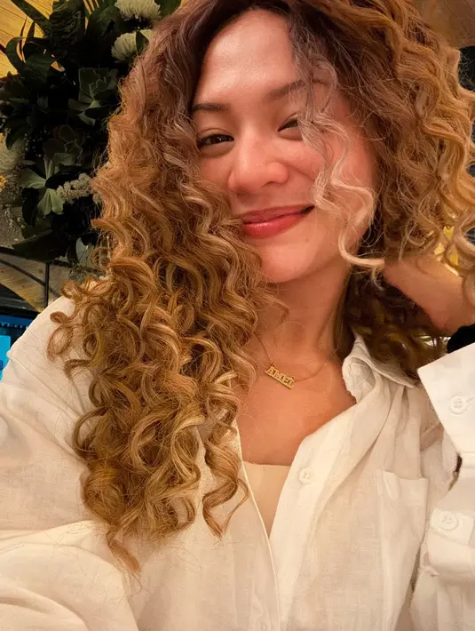 Tak hanya pakai rambut wig blonde keriting, Amel juga totalitas mengenakan pakaian yang sama seperti Carrie dalam salah satu scene.  [@amelcarla].