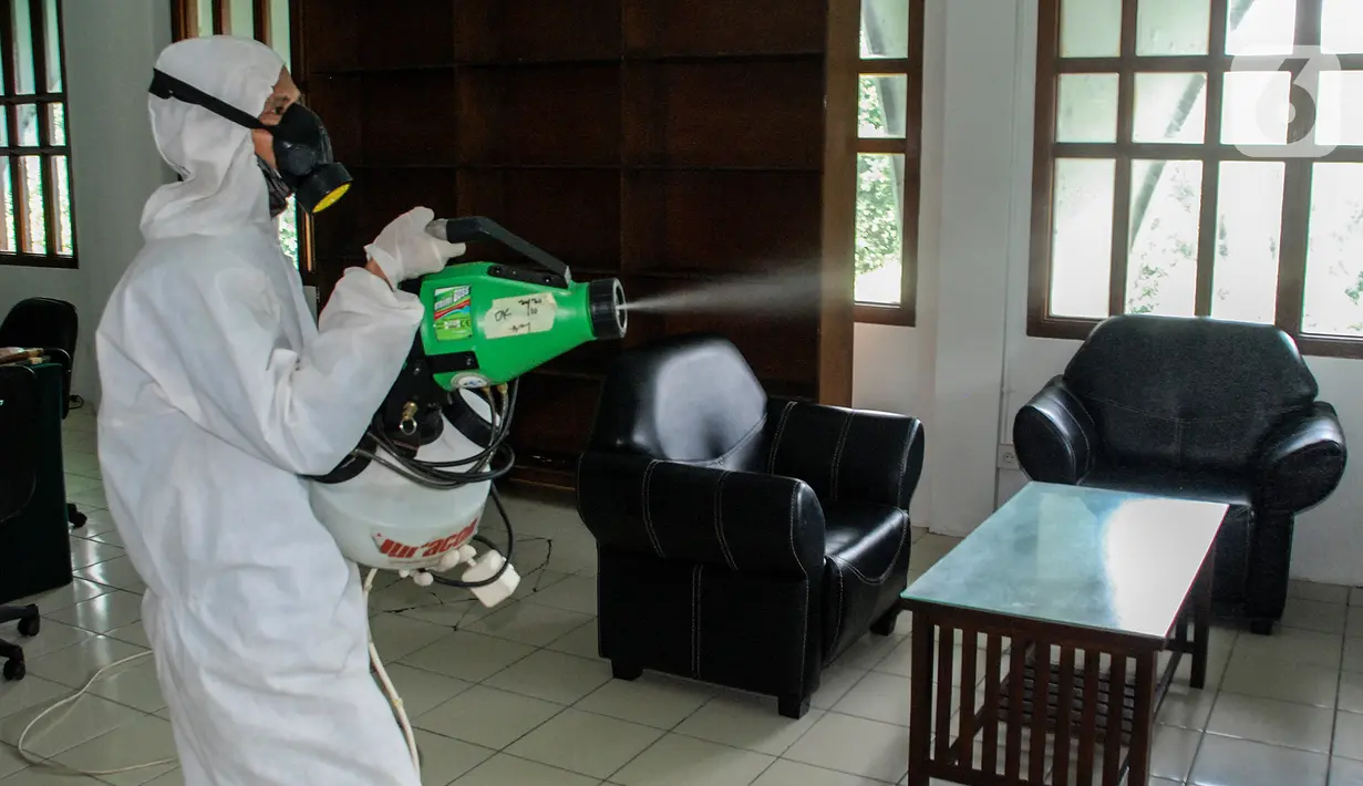 Petugas melakukan Penyemprotan Disinfektan di Masjid Baiturrahman Kompleks Parlemen, Senayan, Jakarta, Kamis (22/10/2020). Sekjen DPR Indra Iskandar menjelaskan penutupan dilakukan untuk sterilisasi dan Penyemprotan disinfektan demi mencegah penyebaran COVID-19. (Liputan6.com/Johan Tallo)