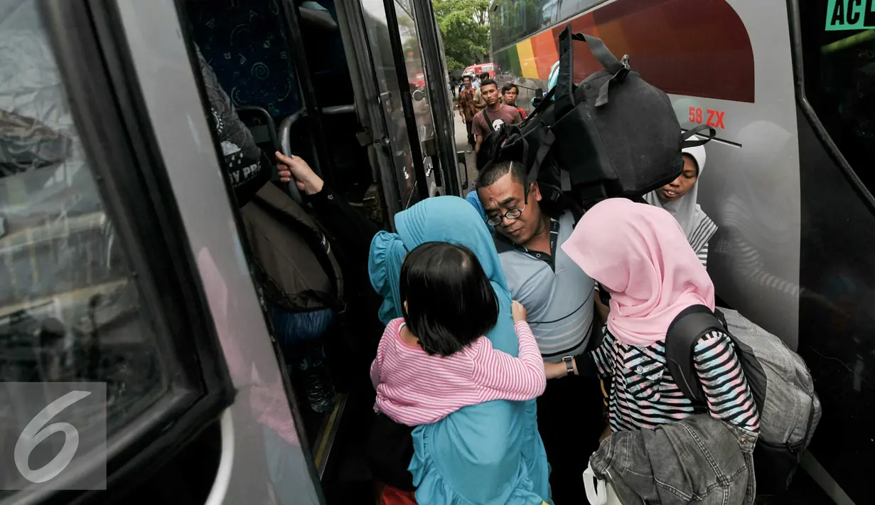 Pemudik memasuki bus di Terminal Kampung Rambutan, Jakarta, Jumat (1/7). H-5 jelang puncak arus mudik Lebaran 2016, terminal Kampung Rambutan mulai dipadati pemudik. (Liputan6.com/Yoppy Renato)