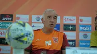 Pelatih Borneo FC, Mario Gomez. (Bola.com/Permana Kusumadijaya)
