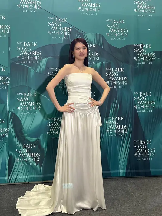 Park Eun Bin mengenakan long dress putih strap less dengan model skirt menjuntai dari wed. Dipadukan perhiasaan mewah. @eunbining0904