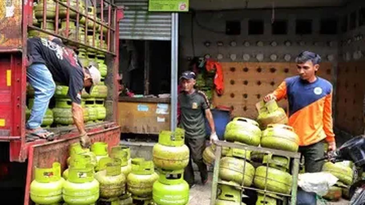 "Sidak ini untuk memastikan pelaku usaha sasaran tersebut menggunakan elpiji non-subsidi sesuai aturannya," kata Rizky.