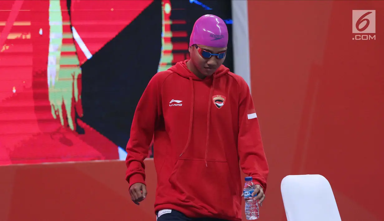 Atlet para renang, Syuci Indriani jelang laga final 100 meter gaya kupu kupu putri S14 Asian Para Games 2018 di Stadion Akuatik Kompleks GBK, Jakarta, Rabu (10/10). Syuci meraih perak dengan waktu 1 menit 11,08 detik. (Liputan6.com/Helmi Fithriansyah)