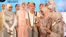 Penyanyi kelahiran Bandung 19 tahun yang biasa disapa Ikki bersama para model yang tampil yang memeragakan busana rancangan Shireen Sungkar dan Zaskia Sungkar yang diberi label Zashi. (Nurwahyunan/Bintang.com)