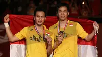 Pebulutangkis ganda putra Indonesia, Mohammad Ahsan/Hendra Setiawan, berpose dengan medali emas Kejuaraan Dunia Bulutangkis 2015 setelah mengalahkan pasangan Tiongkok, Liu Xiaolong/Qiu Zihan di Istora Gelora Bung Karno, Senayan, Jakarta. Minggu (16/8/2015