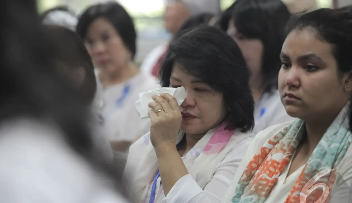 Beberapa teman Ferdinant Tjiong dan Neil Bantleman tampak sedih saat menghadiri dukungan karyawan JIS terhadap dua gurunya yang jadi tersangka, Jakarta, Senin (14/07/2014) (Liputan6.com/Johan Tallo)