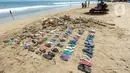 Sejumlah sampah sandal dan sepatu yang dikumpulkan wisatawan asal Belanda dari Pantai Kuta. (merdeka.com/Arie Basuki)