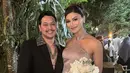 Jihane tampil dengan dress halter neck dengan bawahan flowy. Ia pun menambahkan anting-anting mutiaranya. [@d_kadoor]