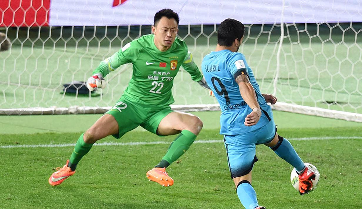 Striker asal Uruguay, Luis Suarez, berusaha membobol gawang Guangzhou Evergrande yang dijaga Li Shuai. (AFP/Toru Yamanaka)