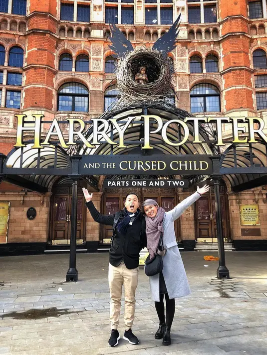 Sebelas tahun rumah tangga Ernest Prakasa dan Meira Anastasia tak pernah terdengar gosip miring. Pasangan yang telah dikaruniai dua orang anak itu selalu mesra seperti yang pernah dibayangkan oleh Meira setelah nikah. (Instagram/ernestprakasa)