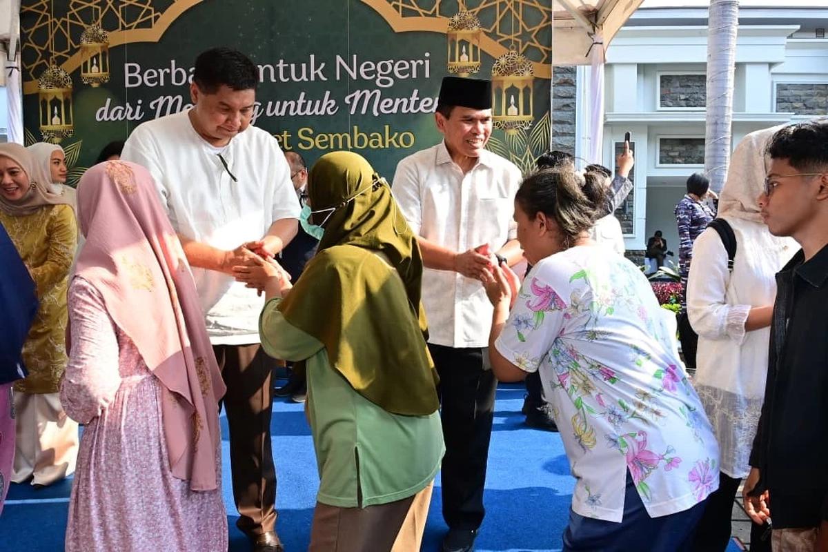 FOTO: TNI AL Salurkan Bantuan Sembako untuk Warga Menteng Tenggulun