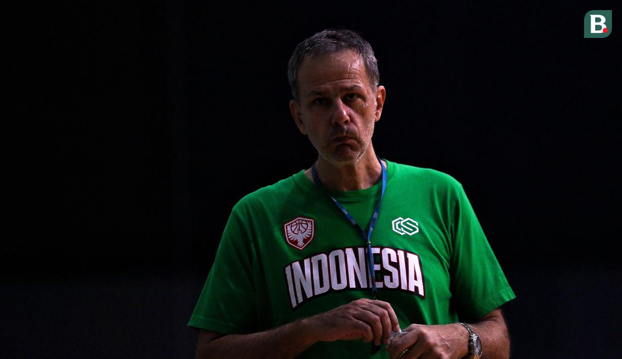 Pelatih kepala Timnas Basket Indonesia, Milos Pejic saat pemusatan latihan Timnas Basket Indonesia untuk SEA Games 2023 Kamboja di GBK Arena, Senayan, Jakarta, Rabu (03/05/2023). (Bagaskara Lazuardi)