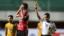 Bali United sendiri harus berlaga dengan 10 pemain saja sejak menit ke-59 karena bek Willian Pacheco mendapat kartu kuning yang kedua kalinya usai menjatuhkan Adam Alis. (Bola.com/Bagaskara Lazuardi)