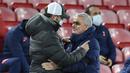 Manajer Liverpool, Jurgen Klopp (kiri) memeluk manajer Tottenham Hotspur, Jose Mourinho, sebelum dimulainya laga lanjutan Liga Inggris 2020/21 pekan ke-13 di Anfield Stadium, Rabu (16/12/2020). Liverpool menang 2-1 atas Tottenham. (AFP/Peter Powell/Pool)