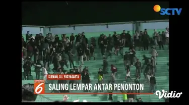 Penonton pertandingan Liga 1 2019 antara PSS Sleman dan Arema Malang ricuh. Akkibatnya banyak penonton terluka terkena lemparan benda keras.