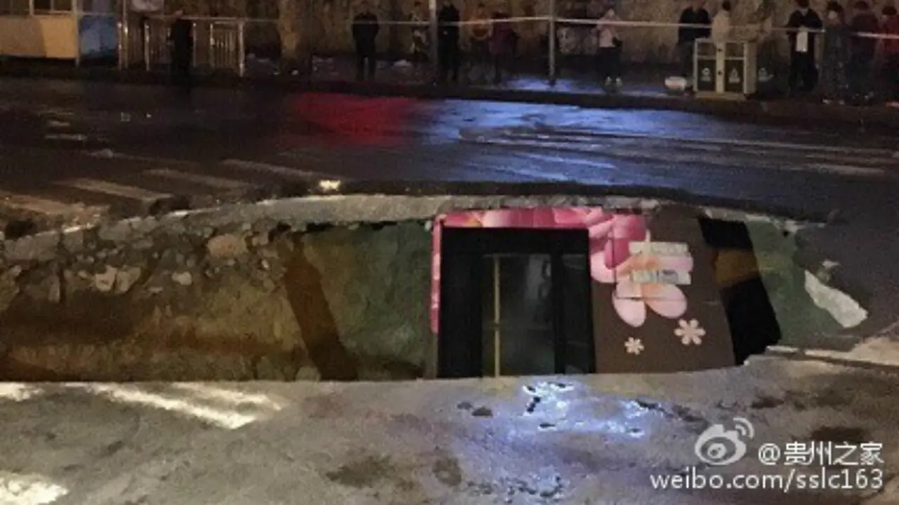 Detik-detik Bus di China Terperosok ke Lubang Amblas-01