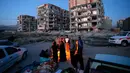 Warga berkumpul di depan bangunan yang hancur akibat gempa 7.3 SR di Sarpol-e Zahab, Provinsi Kermanshah, Iran, (13/11). Gempa dahsyat di perbatasan Irak-Iran ini menewaskan ratusan orang dan melukai 1.600 lainnya. (Pouria Pakizeh/ISNA via AP)