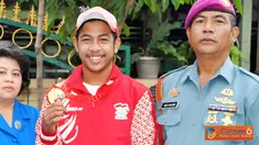 Citizen6, Surabaya: Orang tua Luthfi Niko Abdilah, Serka Marinir Ali Soleh merasa bangga atas prestasi yang di raih putranya. Selain itu ia juga mengajarkan anak-anaknya untuk selalu disiplin dalam segala hal. (Pengirim: Budi Abdillah)